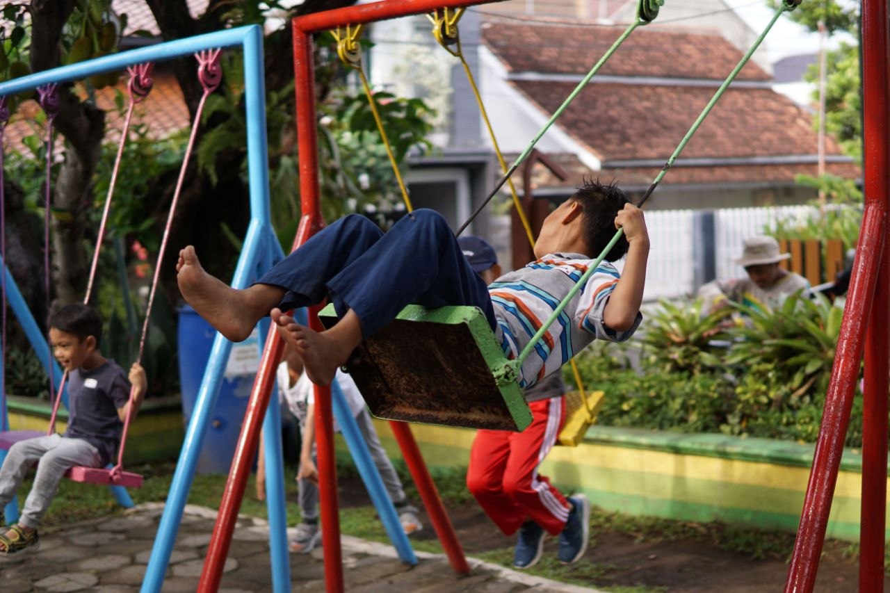 Anak-anak bermain